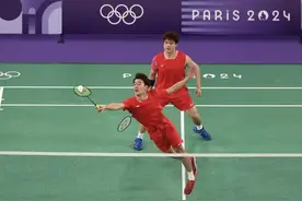极目锐评∣“梁王组合”巴黎奥运会羽毛球男双摘银，远方值得一直追寻图片