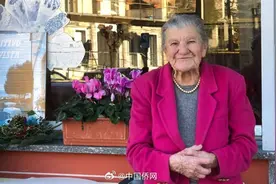100岁了仍在咖啡馆工作，百岁老太太透露长寿的秘诀是“从不放假”，从早7点忙到晚7点图片