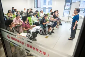 国家老年大学开启新学期，老学员占比约8成图片