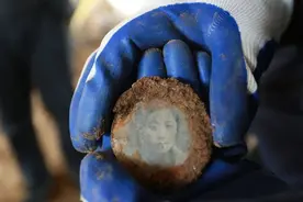 无名烈士紧握照片82年的女孩可能找到家属了！网友称疑为其二姑奶奶，等待DNA检测图片