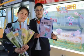 青岛有轨电车打造36米“爱在母亲节”主题车厢图片
