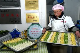 凉都美食陈水饺飘香订单加工生产忙图片