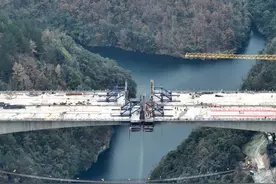 贵平高速曹渡河特大桥右幅中跨顺利合龙图片