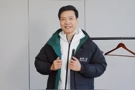 雷军同款武大羽绒服销量大涨，不少顾客去校内文创店试穿图片