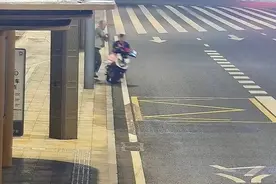 男子骑车耍手机撞人逃逸  交警：拘留、罚款！图片