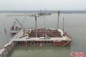 池州长江公铁大桥4号墩承台首次浇筑顺利完成图片