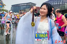 ​樱花季 越江湖︱广东跑友穿汉服跑全马：专为樱花赛道而穿图片
