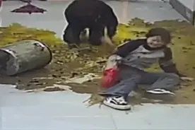 老板娘和店员倒泔水 不小心滑倒全撒店里 准备下班的阿姨呆住了图片