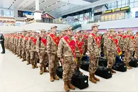 南宁市2025年春季首批新兵光荣踏上军旅征程图片