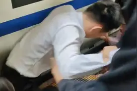 南京南站儿童掉下股道被救起，救人白衣男子发声图片