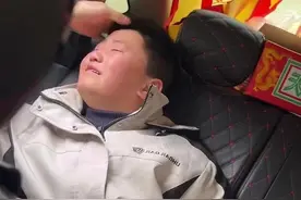 北方人春节返程的后备箱被父母装满面食，孙子孙女车中哭成泪人图片
