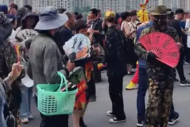 重庆李子坝“孙悟空”拉游客拍照强行收费？街道办：执法队会劝离图片