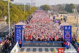 国内最高级别女子半程马拉松在无锡开跑图片
