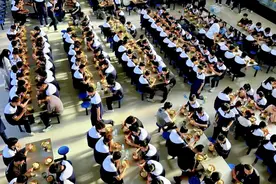 家长反映孩子在学校“去餐厅晚没饭吃”，校方回应图片