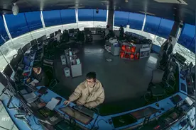 当“空中交警” 她守望云端14年图片