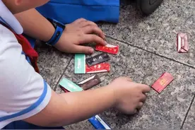 小学生沉迷玩烟卡？两部门回复图片