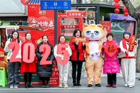 活力成都年 万千气象新丨以旧换新“买相因” 新春集市“逛稀奇”图片