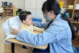 带着脑瘫女儿夜市摆摊，80后超人妈妈跨省康复路图片