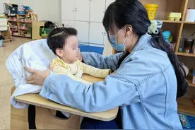 带着脑瘫女儿夜市摆摊，80后超人妈妈跨省康复路图片