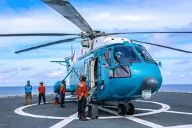 南海某海空域，数架战机呼啸升空……图片