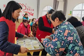 温馨祥和元宵节，京珠高速军山管理所为孤寡老人送元宵图片