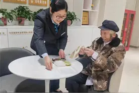 “大爷别怕，我们送您回家”图片