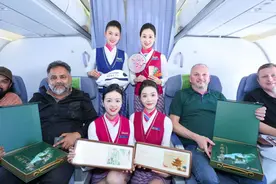 万米高空赏湘绣，外国游客连连“哇塞”图片