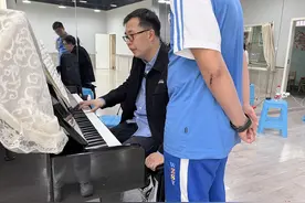 25岁孤独症“男孩”当上钢琴老师：疗愈了自己，也要疗愈更多人图片