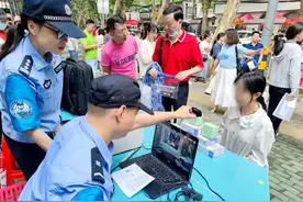 “云上快证”厉害了！1分钟当场办证，3名考生开心进场图片