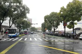 价格从390元“秒变”300元，正休市的四季青店家忙清仓图片