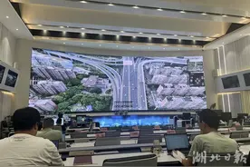 从飞起来到忙起来，助力智慧城市建设 光谷低空，每天测试100多架次无人机图片