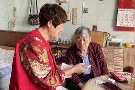 金山朱泾镇：新覆盖独居老人100余户，这个“手机”有啥用？图片