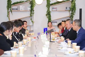 安徽一高校校长，请学生吃早餐图片