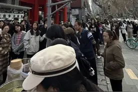 985研究生退学摆摊日入700元：过自己想要的生活图片