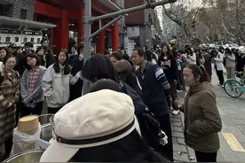 985研究生退学摆摊日入700元：过自己想要的生活图片