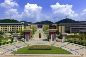 张先庚：以“大爱”引领教师、成就学生、助推发展图片