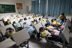 石狮一学校16个班学生午休告别“趴睡”  实现“躺睡自由”图片