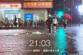 迎战极端特大暴雨！他们在风雨中坚守的样子很美图片
