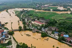重庆迎今年最强暴雨：长江、嘉陵江发生编号洪水图片