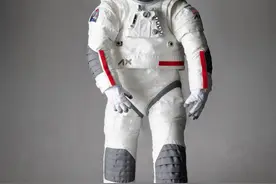 “像宇航服中的兰博基尼”，NASA新宇航服亮相，2026年宇航员或将穿普拉达登月图片