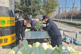 警企携手 守护夕阳下的卖菜老人图片