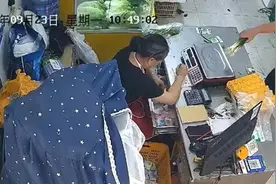 六旬老太收银被指顺走20万元，下跪道歉后失联图片