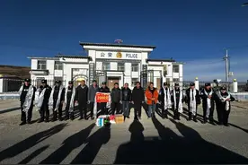 心系一线 慰问励警心——县委副书记李艳峰一行看望慰问桑日麻乡派出所全警图片
