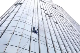深圳人用无人机和机器人清洗高空外墙玻璃 省钱还省时间图片