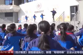 课间休息玩点啥？打球、下棋、踩高跷……玩出花样和质量图片