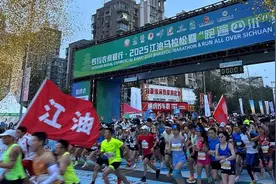 万名跑者齐聚江油  2025江油马拉松暨“跑遍四川”绵阳站开赛图片