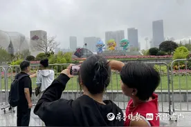 亚运情报站|开幕式主场馆在这里！市民游客冒雨打卡“大莲花”图片