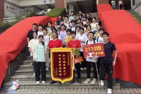视频丨湖南省首次统一中考结束 毕业生为老师送上束脩之礼图片