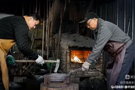 章丘铁匠世家牛家父子，一片匠心锻造铁艺图片