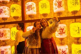 外国人在深圳锦绣中华感受中国年图片